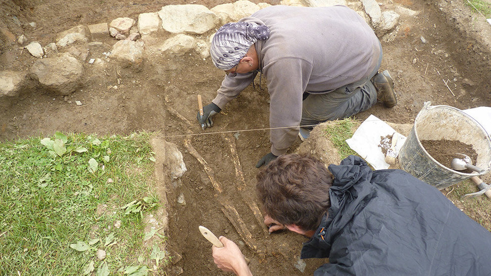Arqueólogos y estudiantes excavan en San Salvador de Ibañeta. CEDIDA 03 