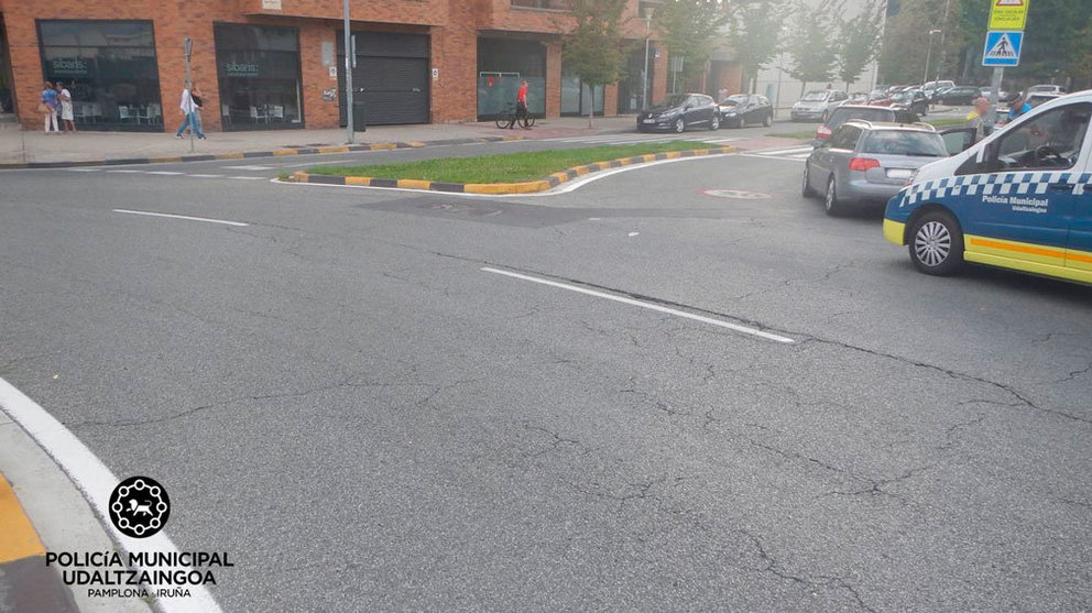 Vehículos implicados en un accidente ocurrido en la glorieta entre la avenida Juan Pablo II y la calle Monjardín. POLICÍA MUNICIPAL DE PAMPLONA