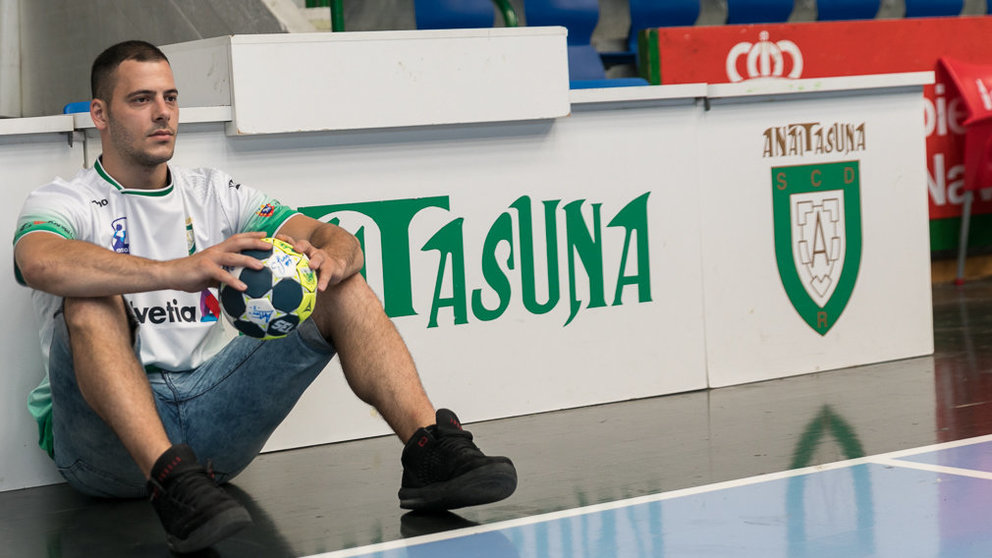 Presentación del central serbio Mladen Krsmancic como nuevo jugador del Anaitasuna (17). IÑIGO ALZUGARAY