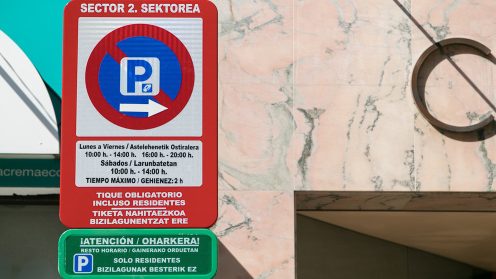 Nueva zona roja y verde de aparcamiento rotatorio en horario comercial en el Ensanche de Pamplona y exclusivo para residentes el resto del tiempo (05). IÑIGO ALZUGARAY