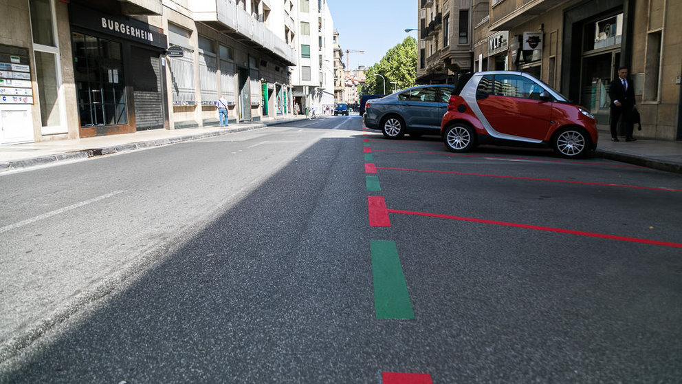 Nueva zona roja y verde de aparcamiento rotatorio en horario comercial en el Ensanche de Pamplona y exclusivo para residentes el resto del tiempo (08). IÑIGO ALZUGARAY