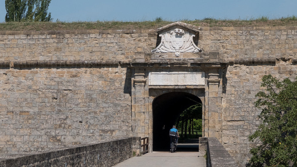 El 1 de agosto ha vuelto a abrirse la Puerta de Socorro de la Ciudadela cerrada desde Sanfermines y que da acceso a la Vuelta del Castillo (01). IÑIGO ALZUGARAY