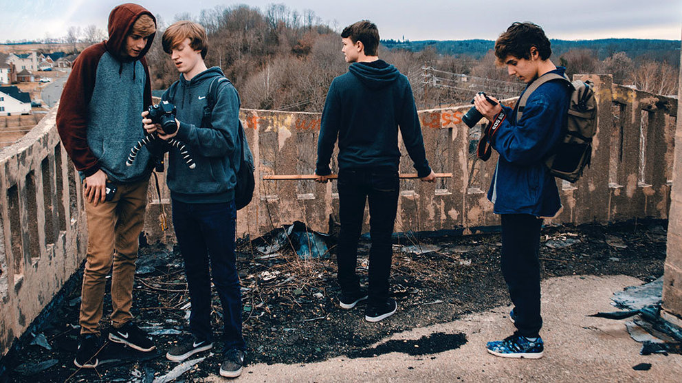 Imagen de un grupo de jóvenes adolescentes sacando fotografías en una zona que ha sufrido un incendio recientemente ARCHIVO