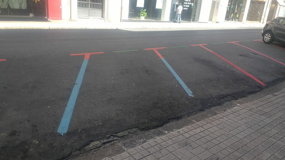 Varios estacionamientos de la calle Paulino Caballero pintados de color verde, rojo y azul en un mismo aparcamiento NAVARRACOM