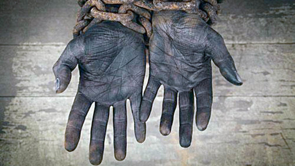 Una manos con cadenas, símbolo de esclavitud.