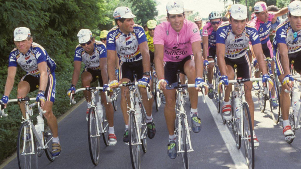 El equipo Banesto, con Miguel Induráin a la cabeza y el fallecido Armand de las Cuevas durante una prueba del Giro. MOVISTAR TEAM