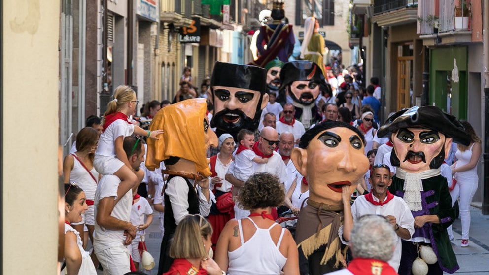 Salida de la Comparsa de Gigantes y Cabezudos en el primer día de Fiestas de Estella 2018 (19). IÑIGO ALZUGARAY