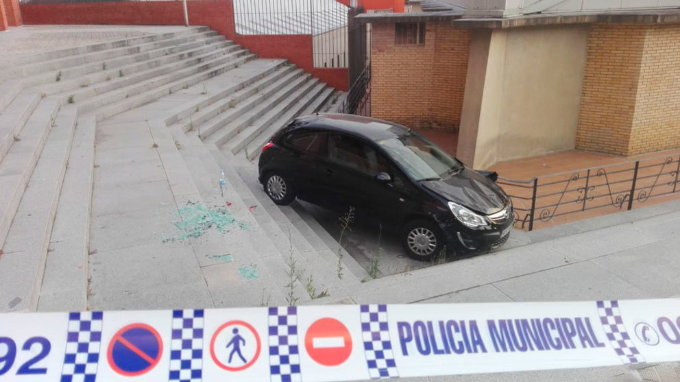 Un vehículo cae por unas escaleras de la calle Sangüesa, en las inmediaciones de la iglesia de San Fermín. POLICÍA MUNICIPAL