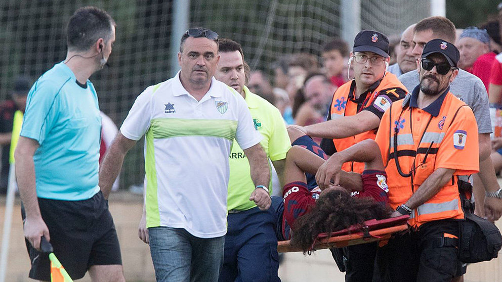 El jugador rojillo, Aridane, se retira lesionado en camilla del partido contra el Lleida Esportiu. OSASUNA