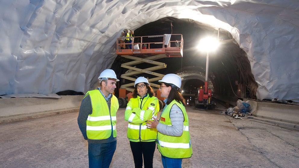 Manu Ayerdi atiende las explicaciones de las responsables del trabajo en el interior del túnel de Belate GOBIERNO DE NAVARRA