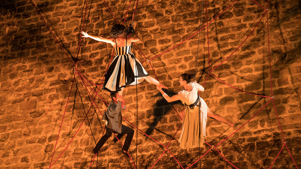 Espectáculo 'Tombolo' de danza vertical de la compañía italiana 'Compagnia dei Folli' en el Baluarte de Guadalupe (32). IÑIGO ALZUGARAY