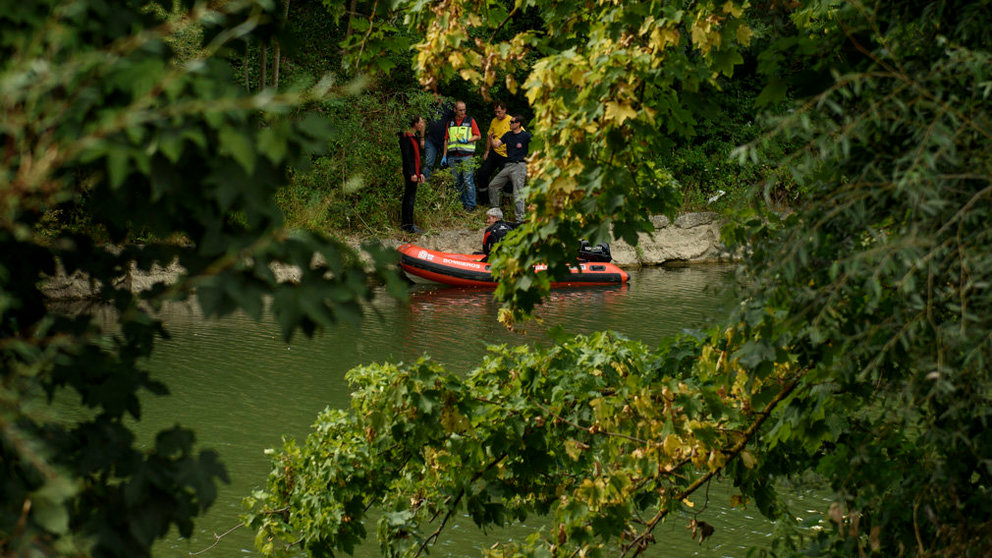 Los bomberos de navarra encuentran el cuerpo de la mujer desaparecida en el rio Arga. MIGUEL OSÉS_1