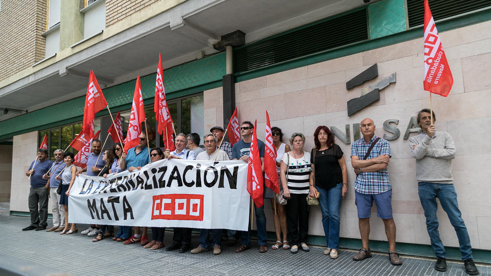 Concentración frente a la sede de la empresa pública NILSA en protesta por las dos muertes por accidente laboral ocurridos en Corella (02). IÑIGO ALZUGARAY