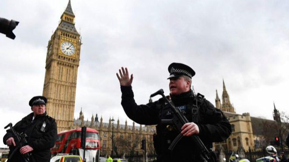 Varios agentes de policía británicos frente al Parlamento en Londres en una imagen de archivo EFE