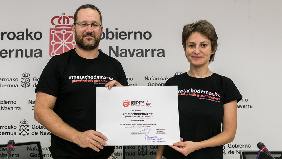 La competición de patinaje 'Pamplona-Puente Skate Marathon' firma su adhesión al movimiento navarro por la igualdad #metachodemacho (11). IÑIGO ALZUGARAY