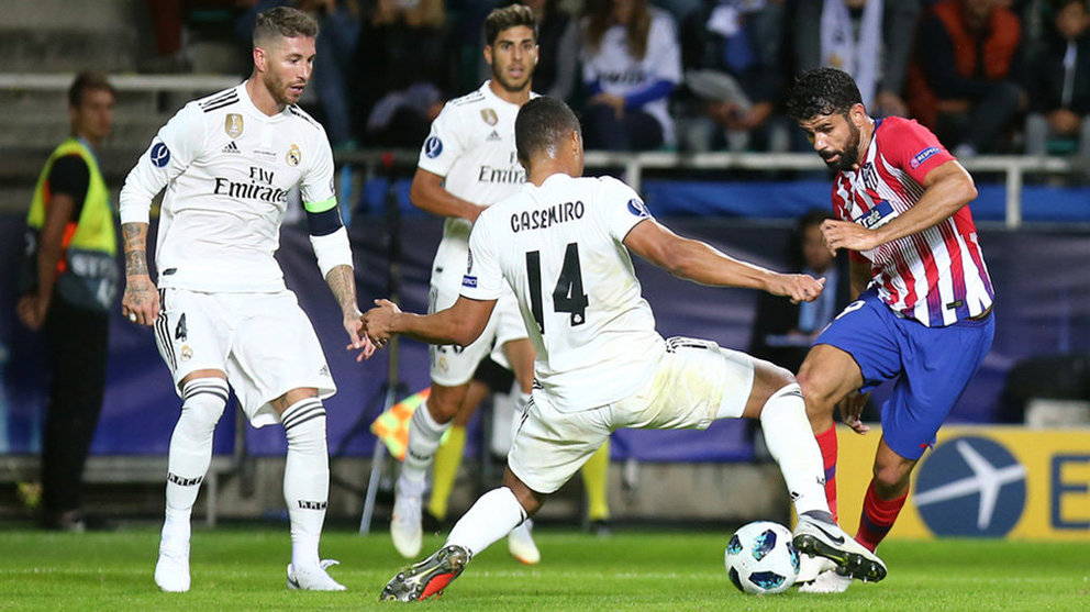Diego Costa intenta regatear a Casemiro ante la mirada de Sergio Ramos durante la Supercopa de Europa. ÁNGEL GUTIÉRREZ (AT. DE MADRID).