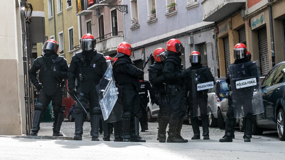 Agentes de la Policía Foral controlan los accesos a la Plaza de Navarrería tras el desalojo del Palacio del Marqués de Rozalejo conocido como el gaztetxe 'Maravillas' (09). IÑIGO ALZUGARAY