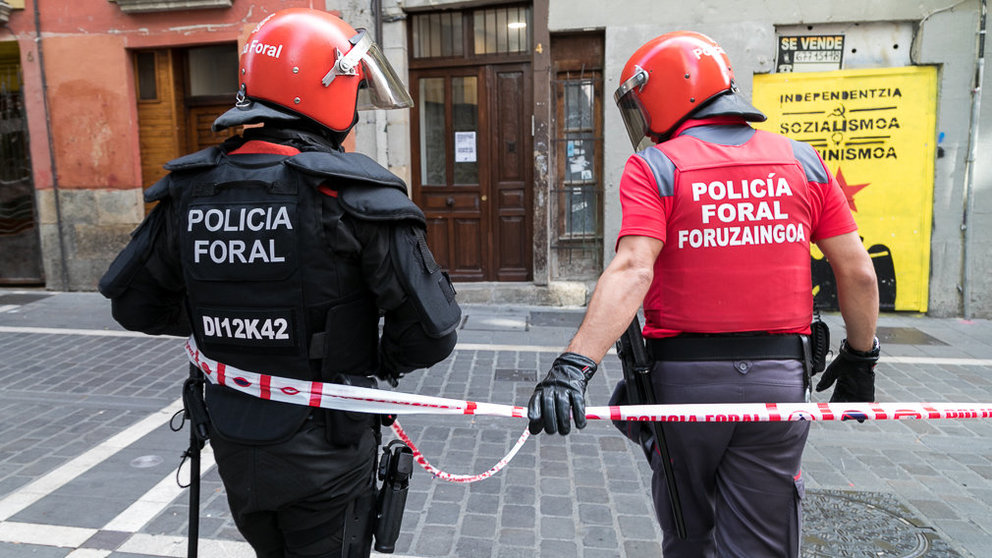 Agentes de la Policía Foral controlan los accesos a la Plaza de Navarrería tras el desalojo del Palacio del Marqués de Rozalejo conocido como el gaztetxe 'Maravillas' (15). IÑIGO ALZUGARAY