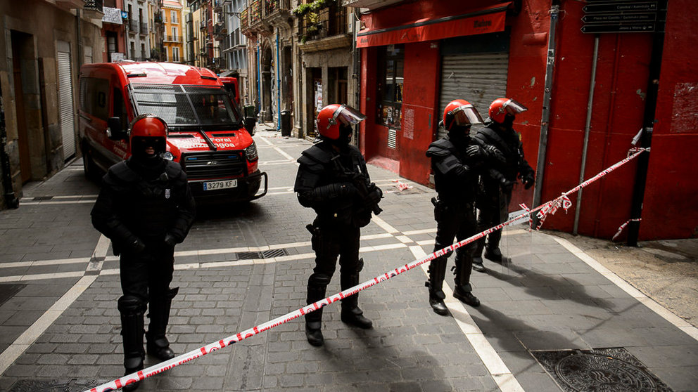 Policía Nacional y Policía Foral desalojan el gaztetxe Maravillas ocupado en la Plaza de Navarrería de Pamplona. PABLO LASAOSA 07