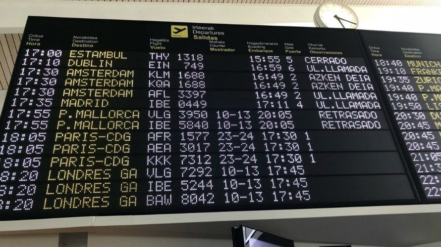 Pantalla del aeropuerto de Loiu con el retraso del vuelo a Palma de Mallorca. Twitter CA Osasuna.