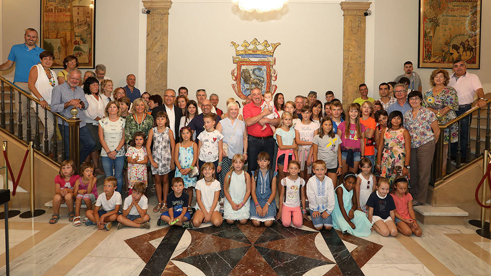 Recepción en el Ayuntamiento de los niños y niñas ucranianos que pasan el verano en familias de acogida en Navarra y País Vasco AYUNTAMIENTO
