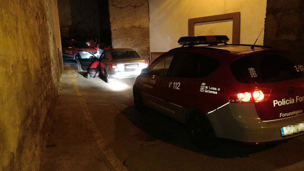 Momento de la detención en Cascante de un vecino de Tudela que se dio a la fuga y dio positivo en drogas POLICÍA FORAL