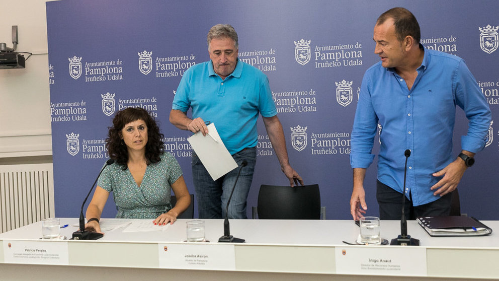 El alcalde de Pamplona, Joseba Asiron, junto a Patricia Perales e Iñigo Anaut presentan la propuesta de Oferta Pública de Empleo del Ayuntamiento para este año (01). IÑIGO ALZUGARAY