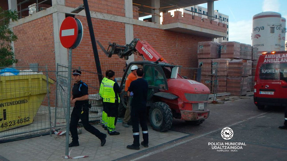 Asistencias sanitarias atienden al hombre en una obra de Pamplona. POLICÍA MUNICIPAL DE PAMPLONA