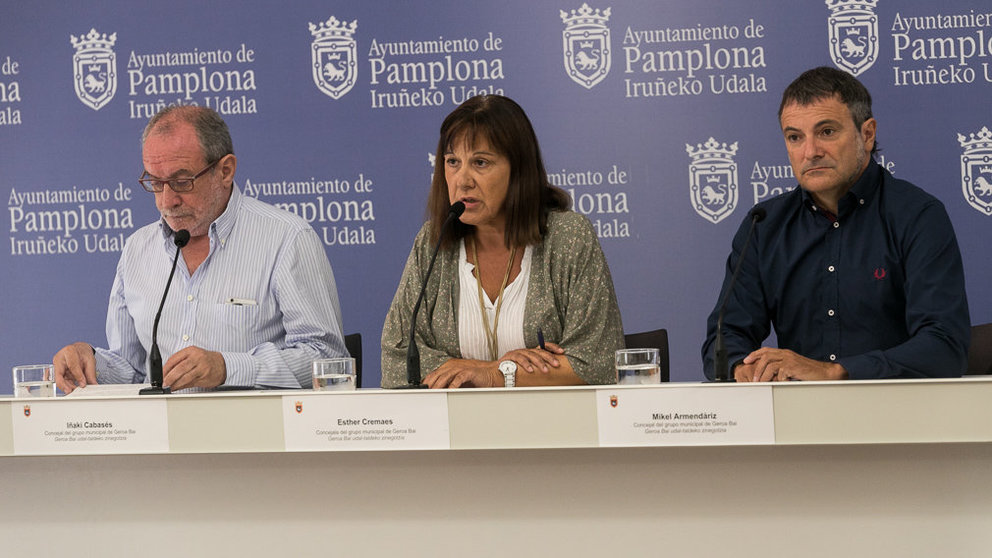 Los miembros del grupo municipal de Pamplona de Geroa Bai, Esther Cremaes, Iñaki Cabasés y Mikel Armendáriz, analizan el inicio del curso político (14). IÑIGO ALZUGARAY