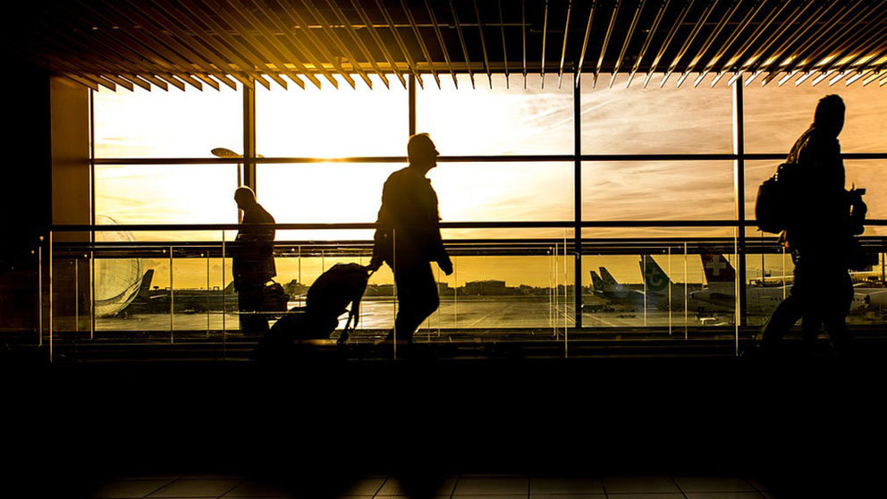 Un hombre pasea con su maleta por la terminal de un aeropuerto