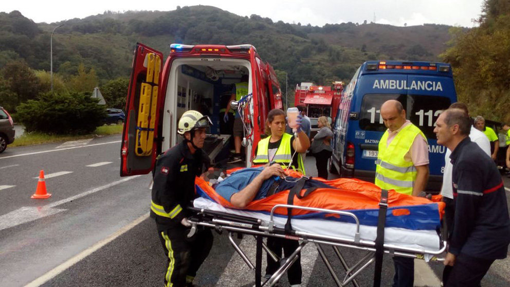Imagen del traslado de uno de los heridos en una colisión entre dos coches en la N-121-A entre Bera y Endarlatza Foto BOMBEROS DE NAVARRA
