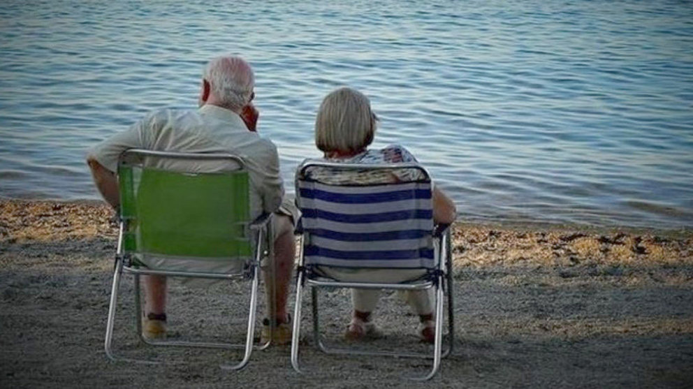 Dos personas mayores se sientan en unas hamacas junto a la orilla del mar disfrutando de las vacaciones de un viaje del IMSERSO. EUROPA PRESS