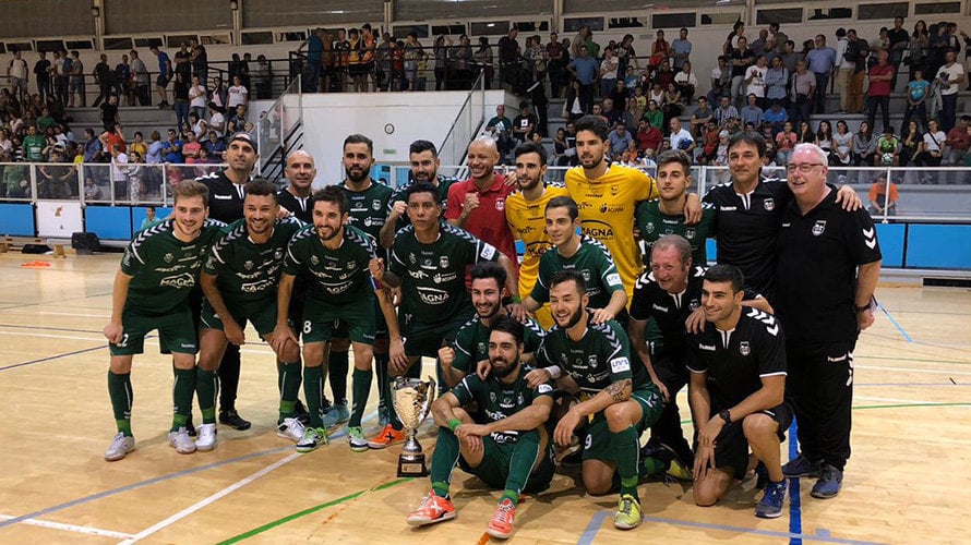 Osasuna Magna posa con el trofeo de Campeón de la Copa Navarra. Twitter FNF.