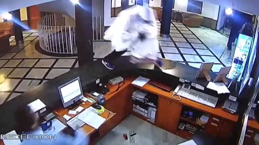 Un atracador ataviado con unas sábanas y manteles trata de robar en la recepción de un hotel en Albolote NOTICIAS CUATRO