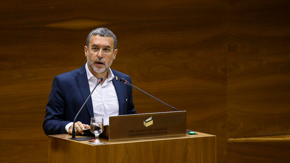 El consejero Laparra interviene en el Parlamento de Navarra. PABLO LASAOSA