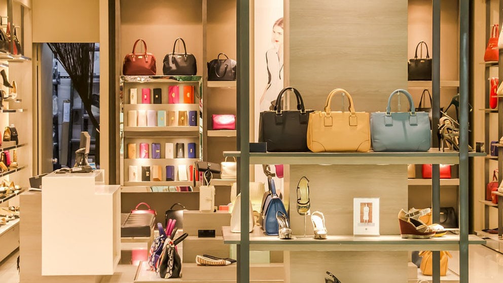 Imagen de un escaparate de una tienda boutique especializada en bolsos, carteras y complementos ARCHIVO