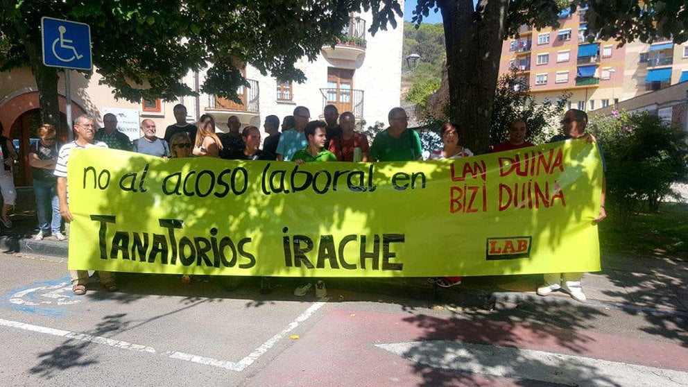Los trabajadores del tanatorio Irache San Agustín, en Tierra Estella, secundan una concentración convocada por LAB Foto LAB