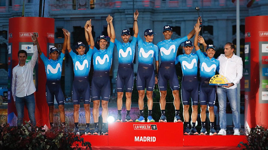 El equipo Movistar team en el podio final de La Vuelta 2018.
