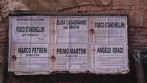 Esquelas colocadas sobre una pared en una calle de Siena. EDUARDO LAPORTE