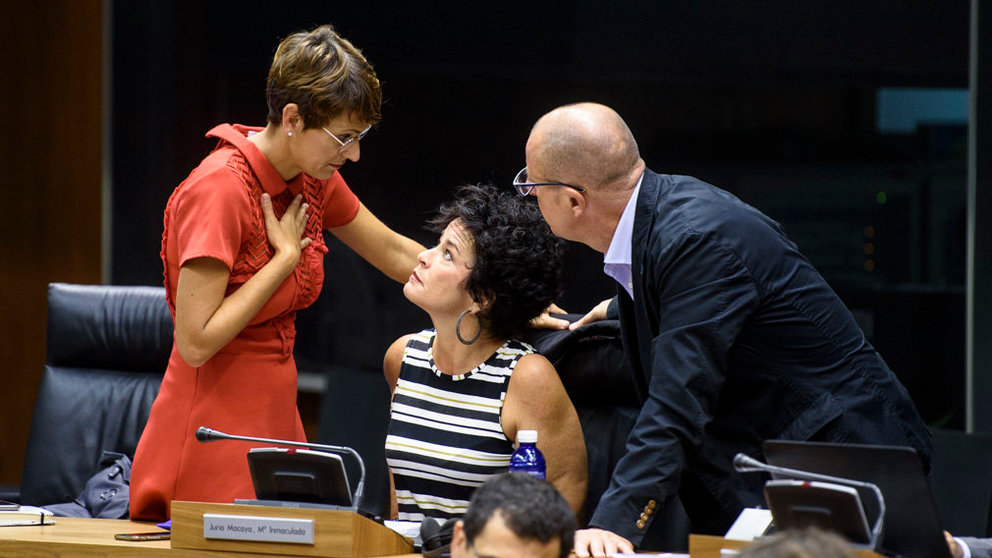 Maria Chivite, Inma Jurio y Carlos Gurpegui (PSN) durante el pleno parlamentario. MIGUEL OSÉS