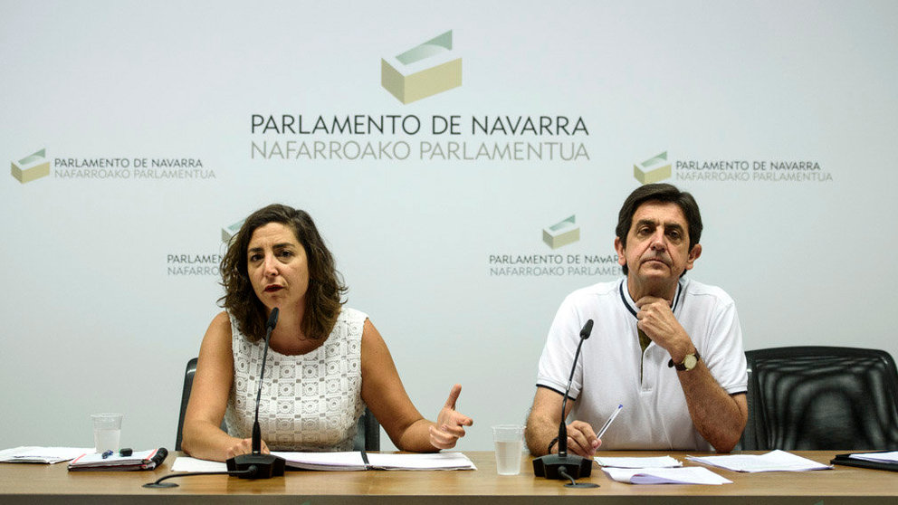  Laura Pérez, Javier Onieva y otros integrantes de Orain Bai ofrecen una rueda de prensa en la que presentan propuestas fiscales. MIGUEL OSÉS_5