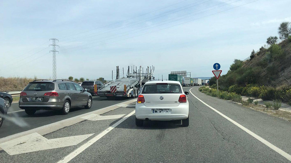Imagen de la retención de tráfico en la ronda norte de Pamplona, en la A-15 entre Zizur y Noáin, tras un choque múltiple NAVARRACOM