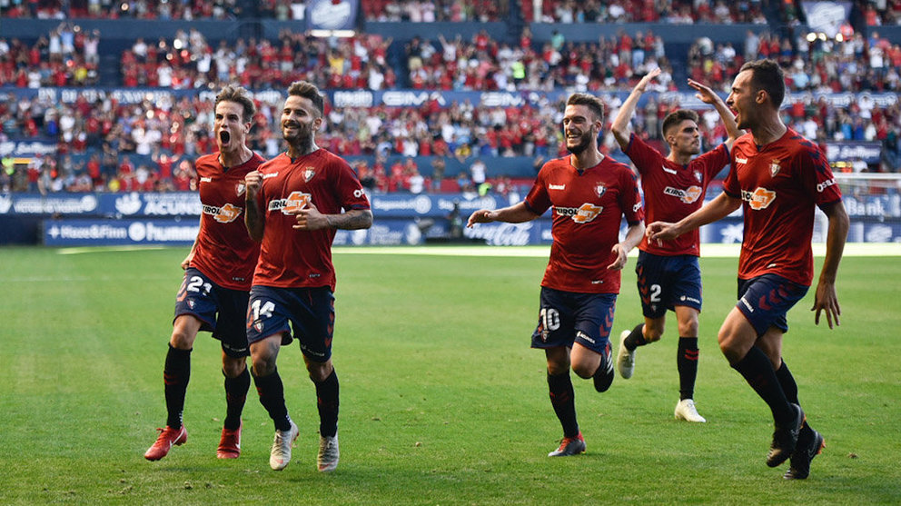 La plantilla de Osasuna celebra el gol de Ruben García contra el Sporting de Gijón en El Sadar MIGUEL OSÉS