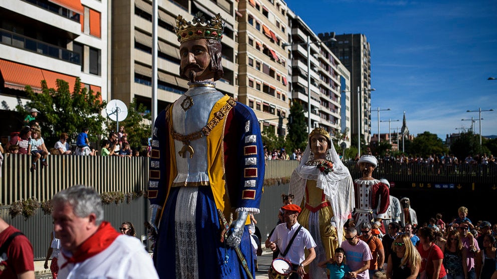 La Comparsa de gigantes y cabezudos de Pamplona sale a la calle durante las fiestas de San Fermín Chiquito. PABLO LASAOSA 06