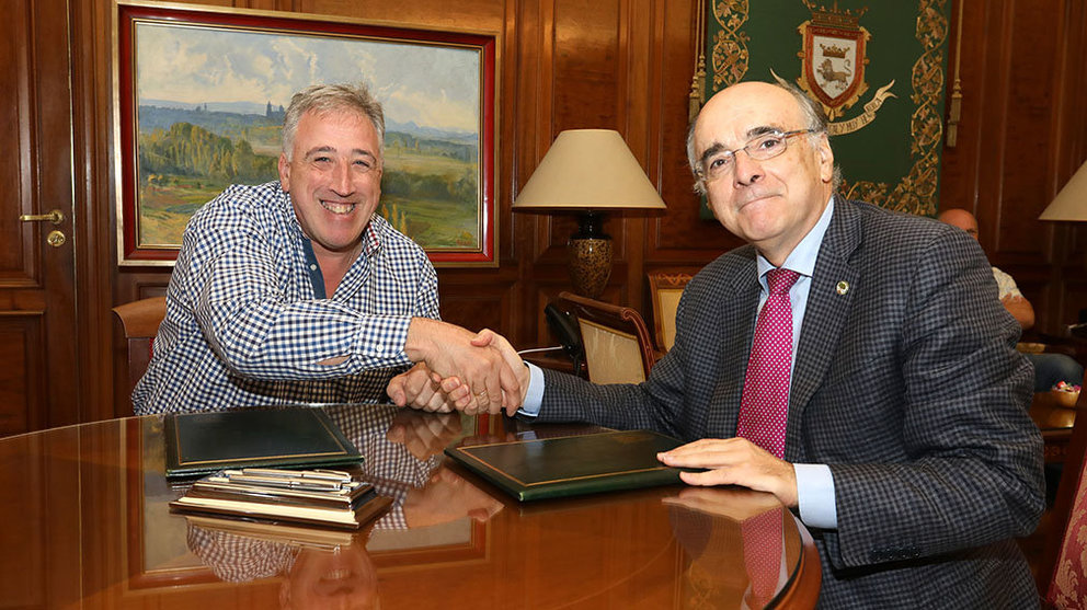 El alcalde de Pamplona, Joseba Asirón, y el presidente de Euskaltzaindia, Andrés Urrutia, firman un convenio para promover el euskera AYUNTAMIENTO DE PAMPLONA