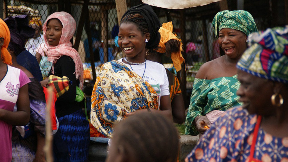 Imagen de varias mujeres en un mercado de Gambia, en el continente africano. ARCHIVO