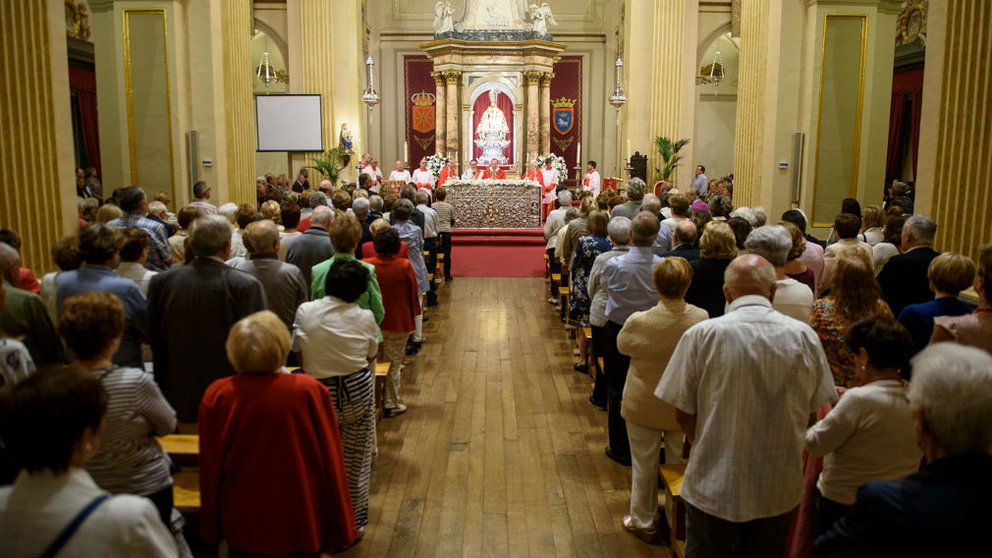 Misa ofrecida por el Arzobispo en honor a San Fermín en la que se han nombrano nuevos cofrades. MIGUEL OSÉS_19
