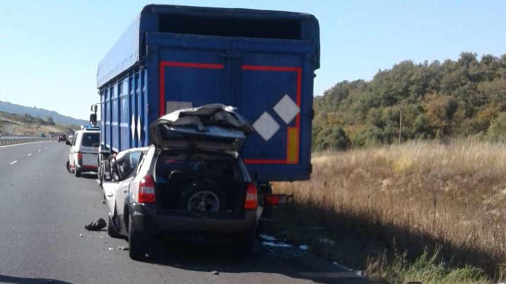 Imagen del coche accidentado en Aspárrena, en la muga entre Álava y Navarra, en el que han fallecido al menos dos personas. PROTECCIÓN CIVIL DE TOLOSA