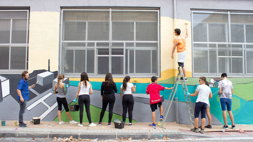 Varios jóvenes pintando uno de los murales de San Jorge. ARCHIVO