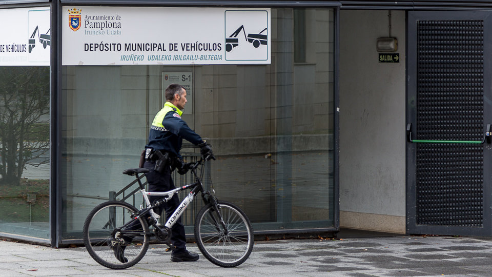 Un agente de Policía Municipal traslada una bicicleta al depósito municipal de vehículos (01). IÑIGO ALZUGARAY (2)